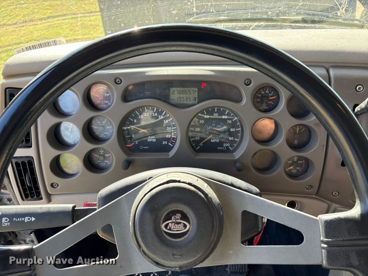 image for item FK2603 2007 Mack CHN semi truck