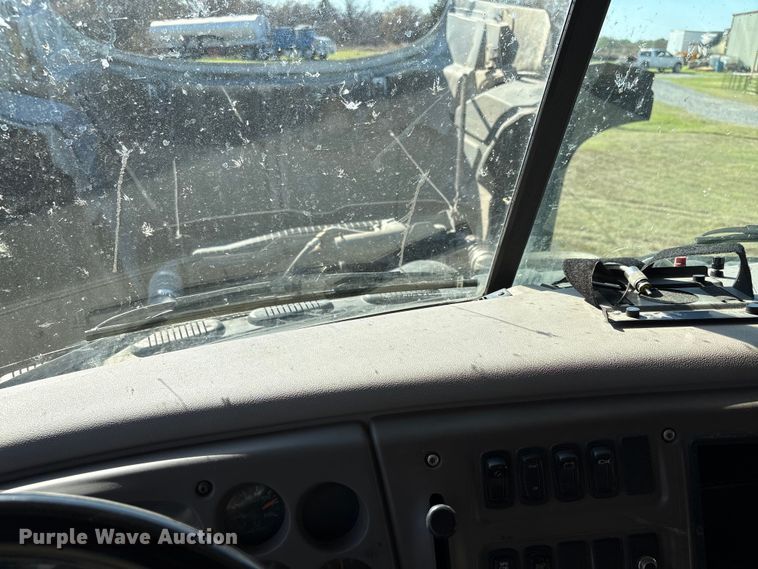 image for item FK2603 2007 Mack CHN semi truck