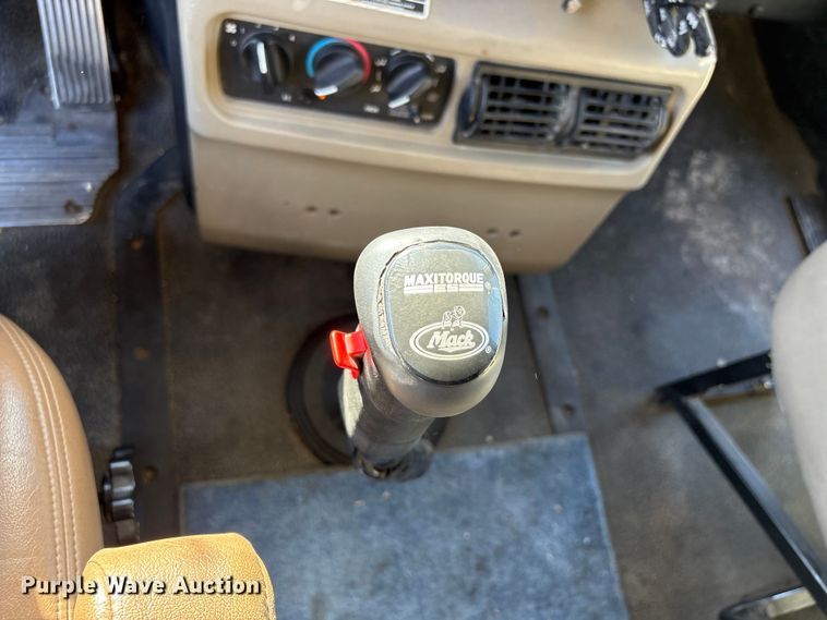 image for item FK2603 2007 Mack CHN semi truck