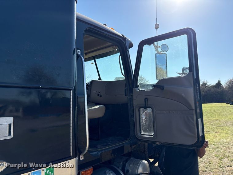 image for item FK2603 2007 Mack CHN semi truck