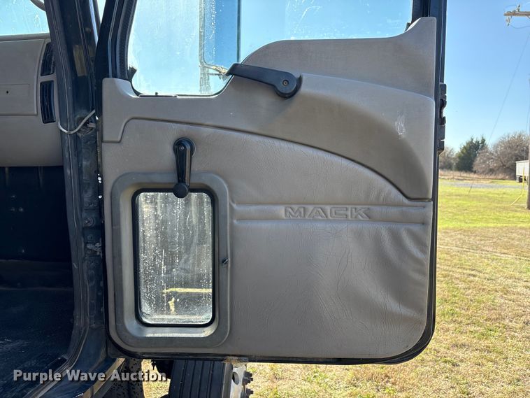 image for item FK2603 2007 Mack CHN semi truck