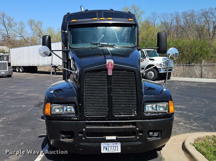 image for item FN5592 2005 Kenworth T600 semi truck