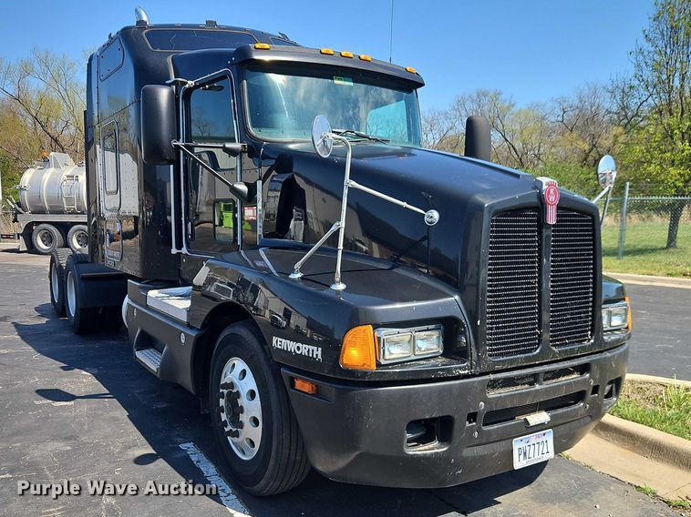 image for item FN5592 2005 Kenworth T600 semi truck