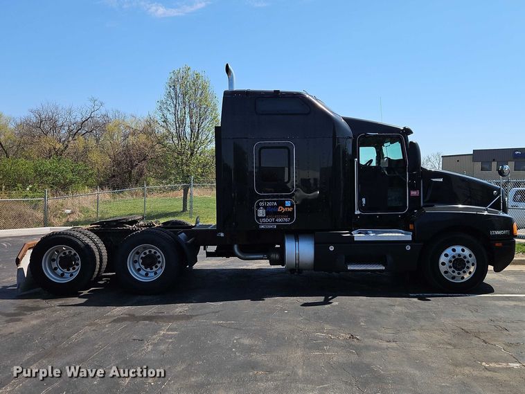 image for item FN5592 2005 Kenworth T600 semi truck