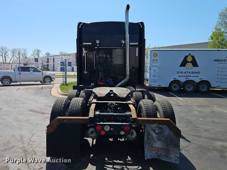 image for item FN5592 2005 Kenworth T600 semi truck