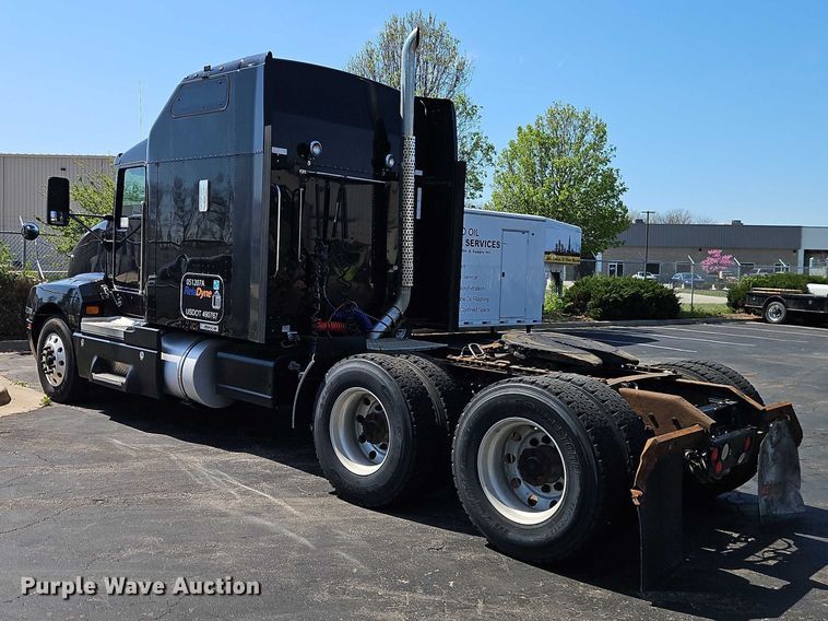 image for item FN5592 2005 Kenworth T600 semi truck