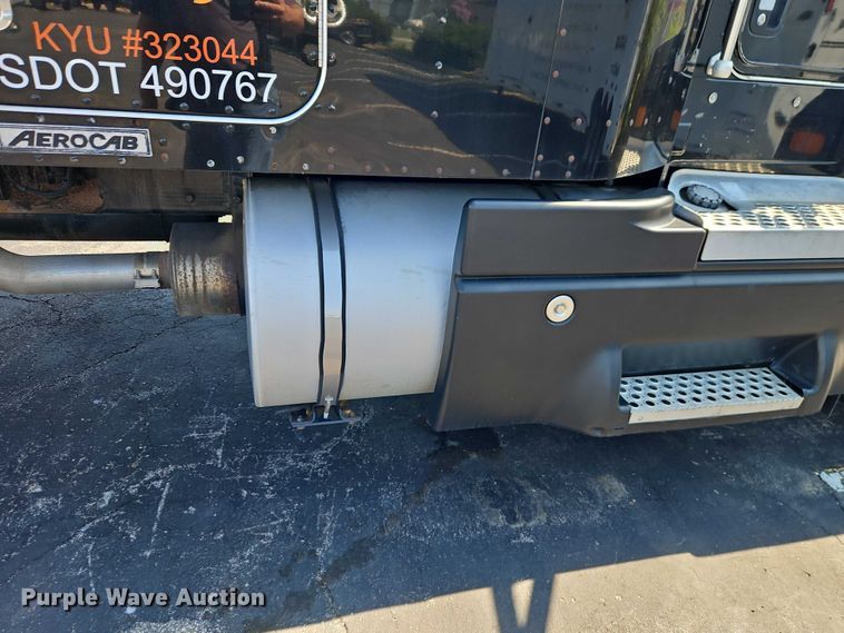 image for item FN5592 2005 Kenworth T600 semi truck