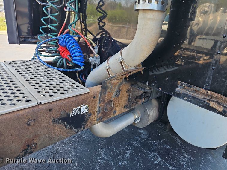 image for item FN5592 2005 Kenworth T600 semi truck