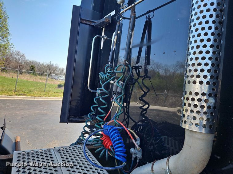 image for item FN5592 2005 Kenworth T600 semi truck