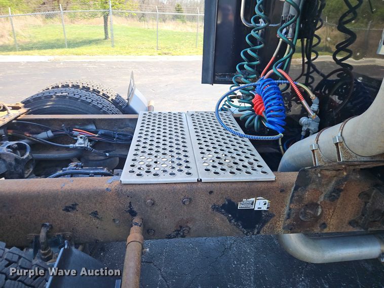 image for item FN5592 2005 Kenworth T600 semi truck