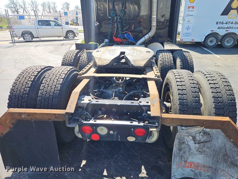 image for item FN5592 2005 Kenworth T600 semi truck