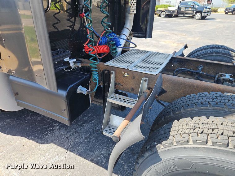 image for item FN5592 2005 Kenworth T600 semi truck