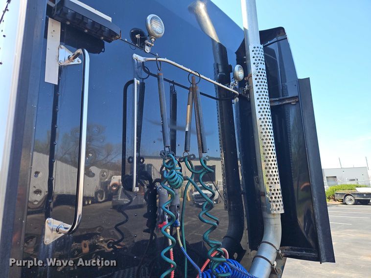 image for item FN5592 2005 Kenworth T600 semi truck