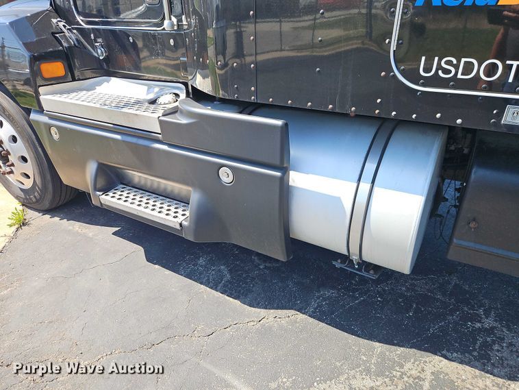 image for item FN5592 2005 Kenworth T600 semi truck