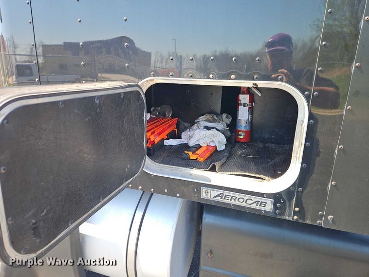 image for item FN5592 2005 Kenworth T600 semi truck