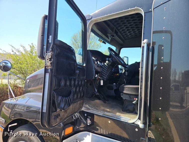 image for item FN5592 2005 Kenworth T600 semi truck