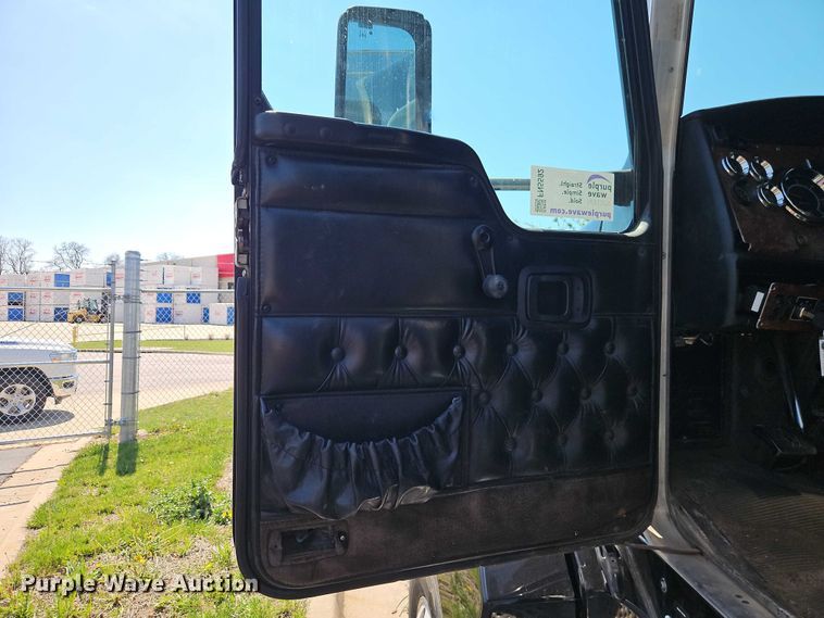 image for item FN5592 2005 Kenworth T600 semi truck