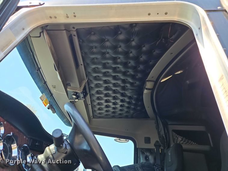 image for item FN5592 2005 Kenworth T600 semi truck