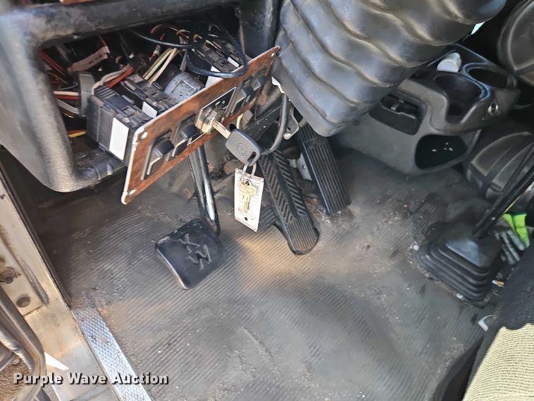 image for item FN5592 2005 Kenworth T600 semi truck