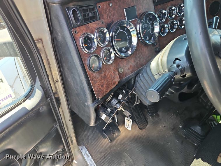 image for item FN5592 2005 Kenworth T600 semi truck