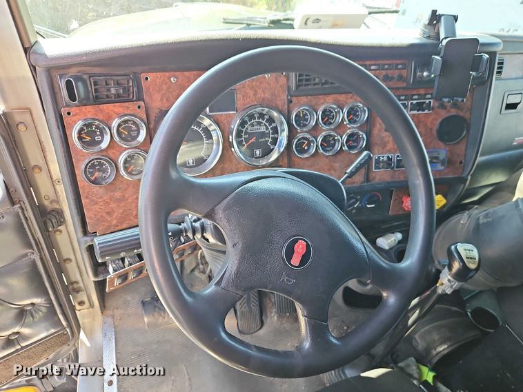 image for item FN5592 2005 Kenworth T600 semi truck