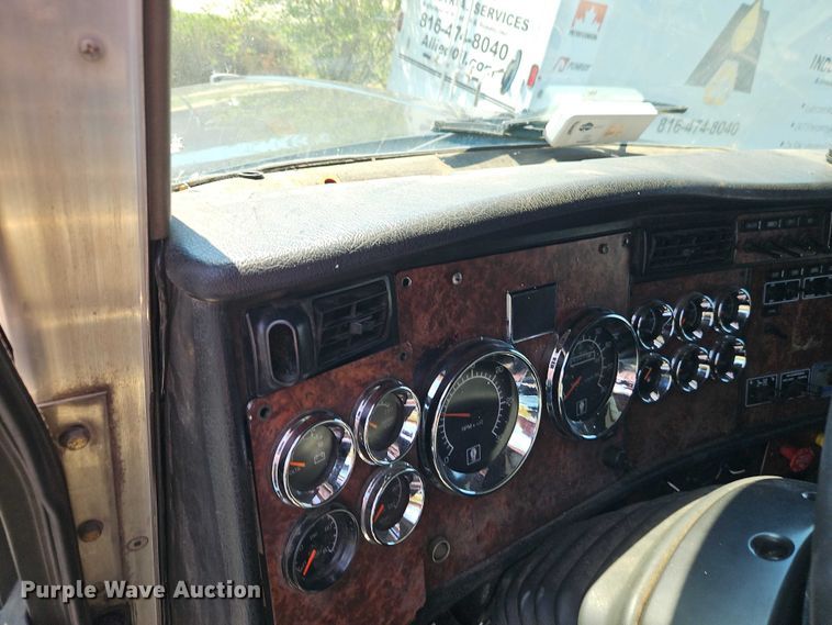 image for item FN5592 2005 Kenworth T600 semi truck