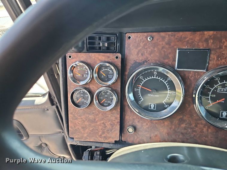 image for item FN5592 2005 Kenworth T600 semi truck