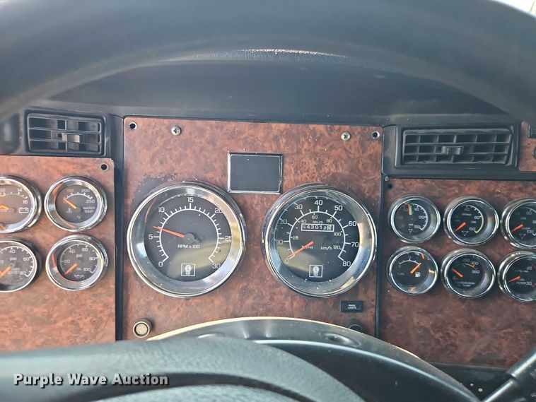 image for item FN5592 2005 Kenworth T600 semi truck