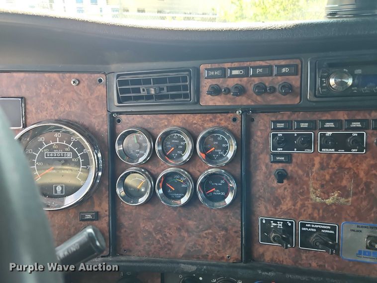 image for item FN5592 2005 Kenworth T600 semi truck