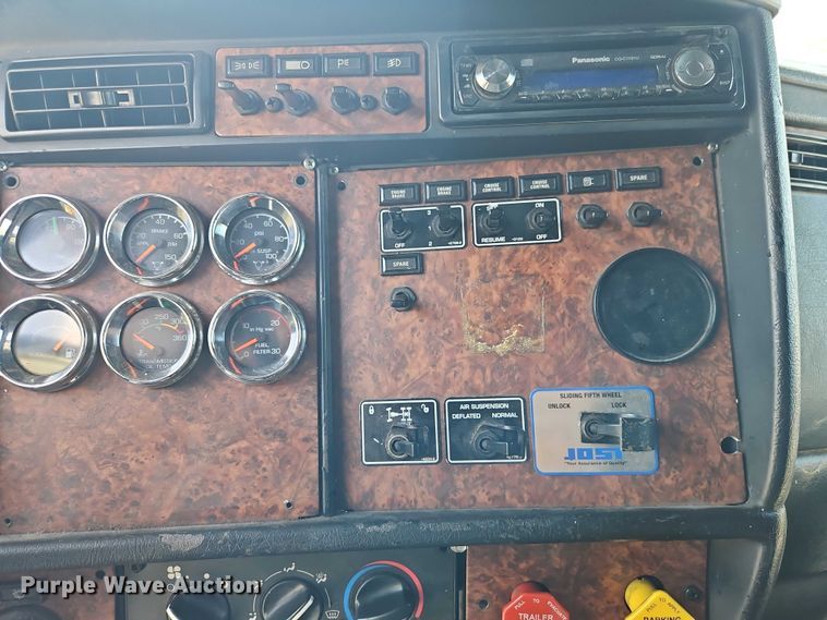 image for item FN5592 2005 Kenworth T600 semi truck