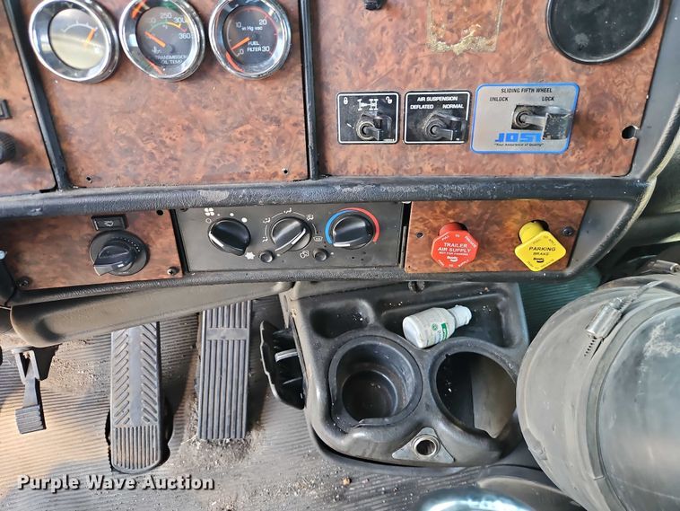 image for item FN5592 2005 Kenworth T600 semi truck