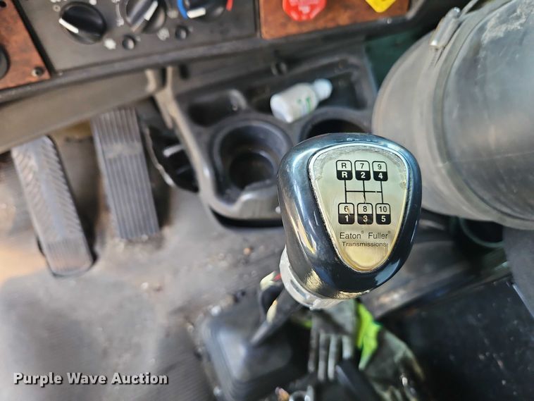 image for item FN5592 2005 Kenworth T600 semi truck