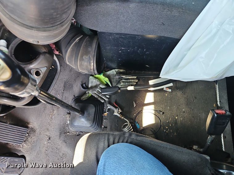 image for item FN5592 2005 Kenworth T600 semi truck