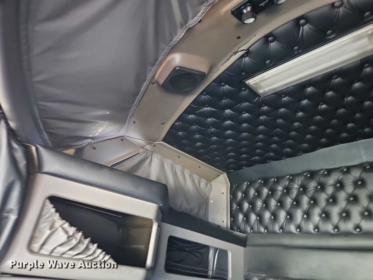 image for item FN5592 2005 Kenworth T600 semi truck