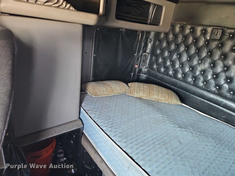 image for item FN5592 2005 Kenworth T600 semi truck