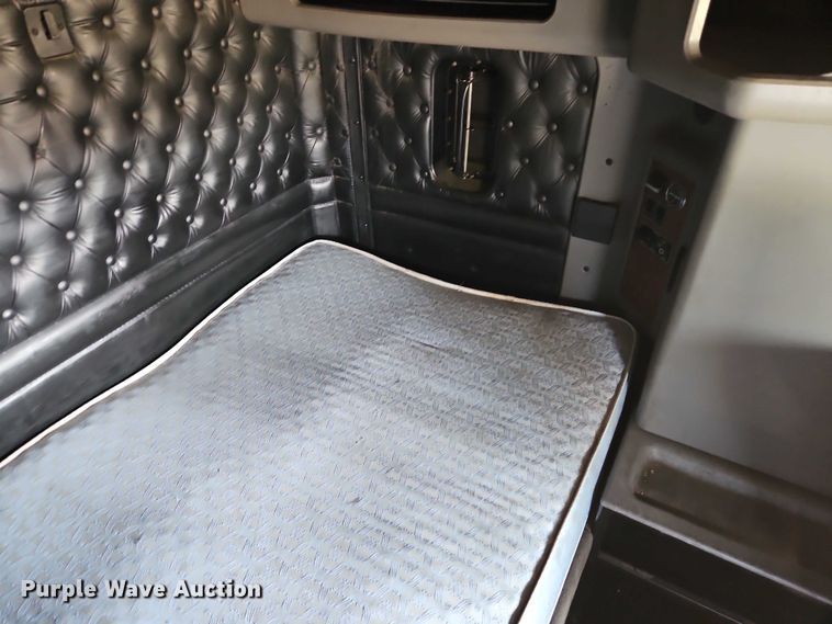 image for item FN5592 2005 Kenworth T600 semi truck