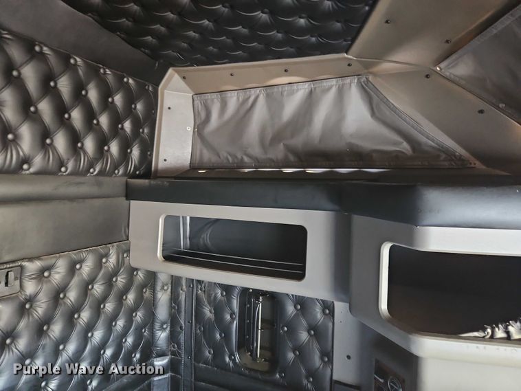 image for item FN5592 2005 Kenworth T600 semi truck