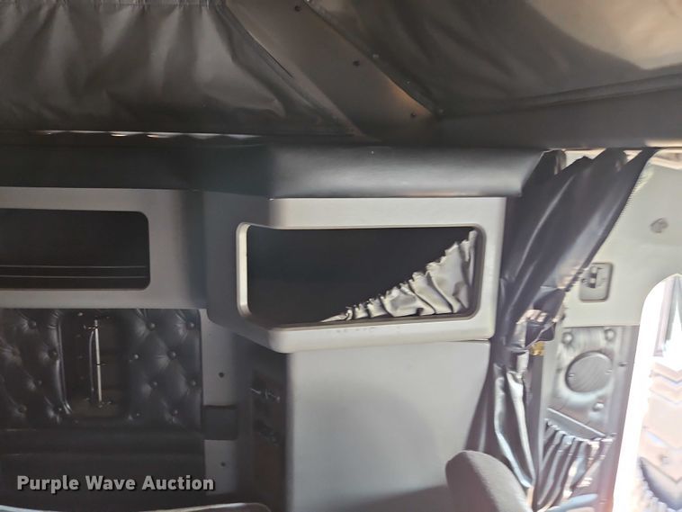 image for item FN5592 2005 Kenworth T600 semi truck