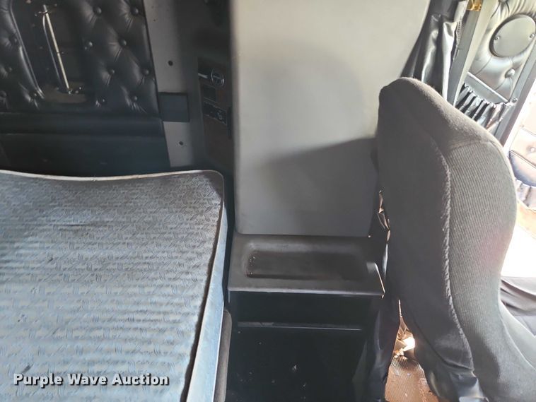 image for item FN5592 2005 Kenworth T600 semi truck