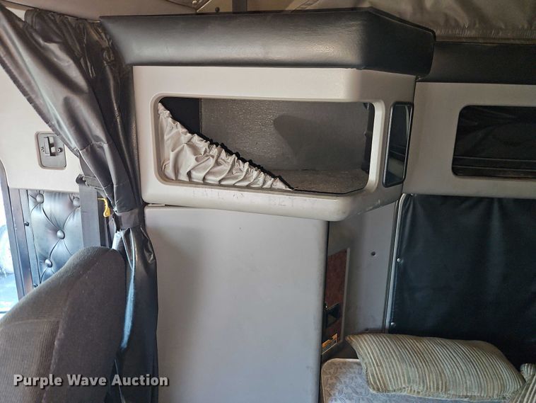 image for item FN5592 2005 Kenworth T600 semi truck