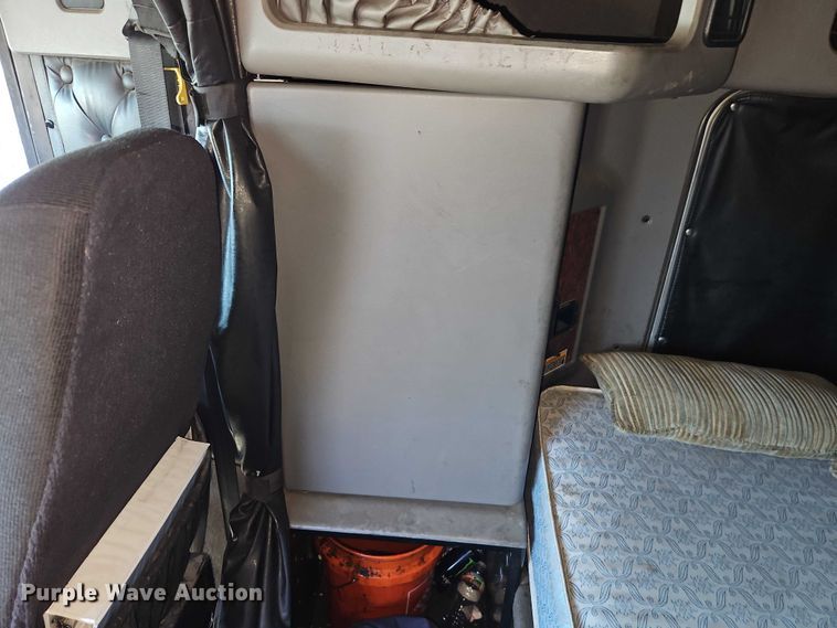 image for item FN5592 2005 Kenworth T600 semi truck