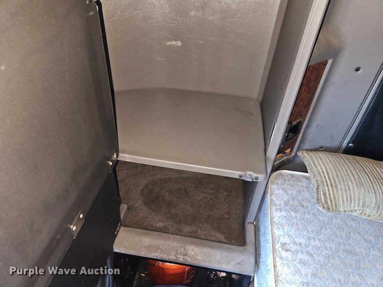 image for item FN5592 2005 Kenworth T600 semi truck