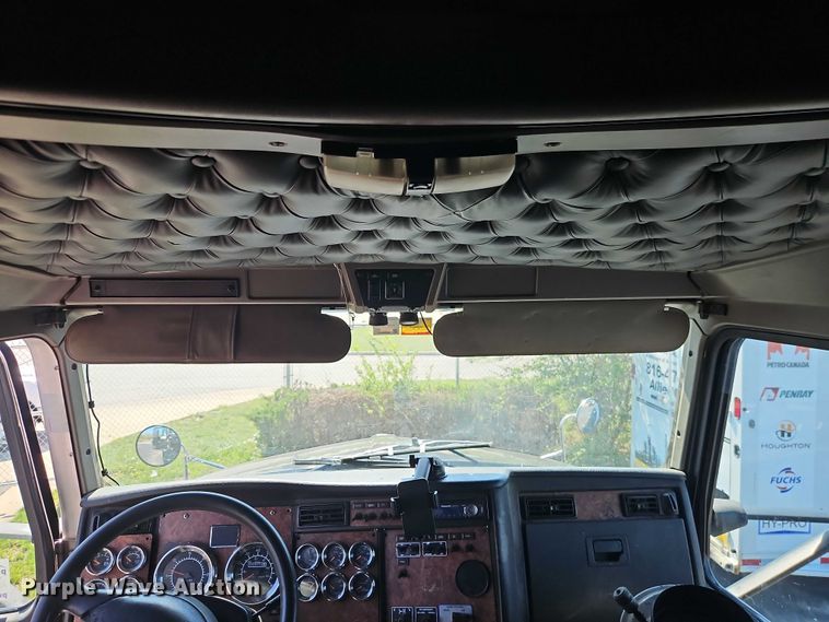 image for item FN5592 2005 Kenworth T600 semi truck