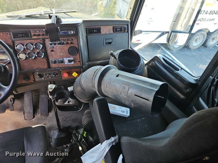 image for item FN5592 2005 Kenworth T600 semi truck