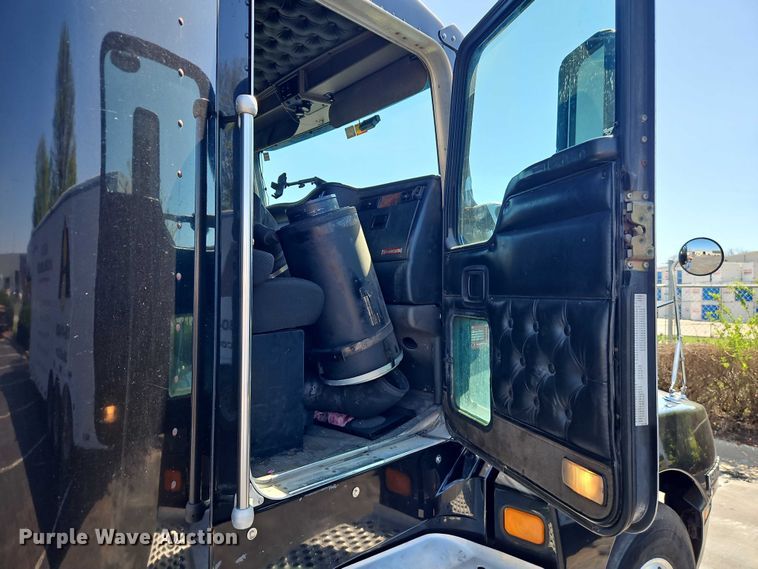 image for item FN5592 2005 Kenworth T600 semi truck
