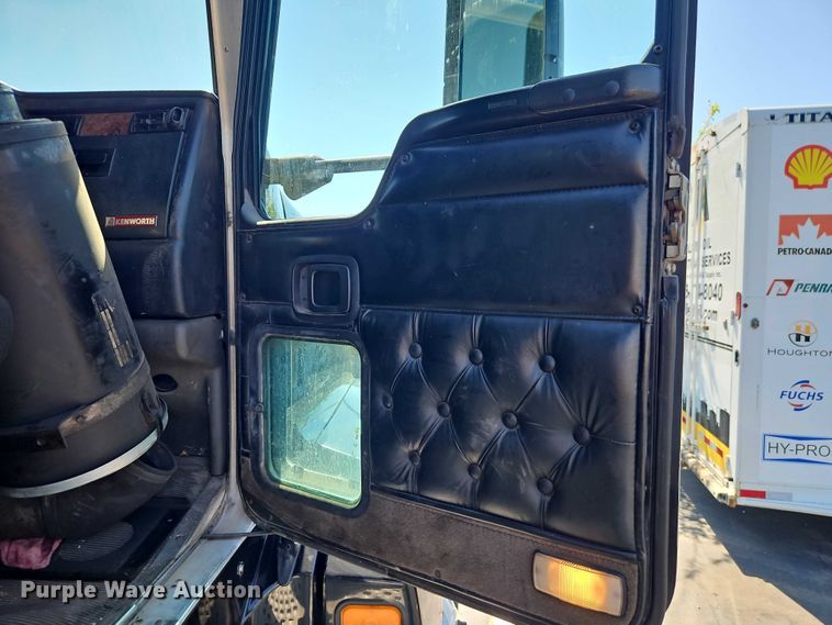 image for item FN5592 2005 Kenworth T600 semi truck