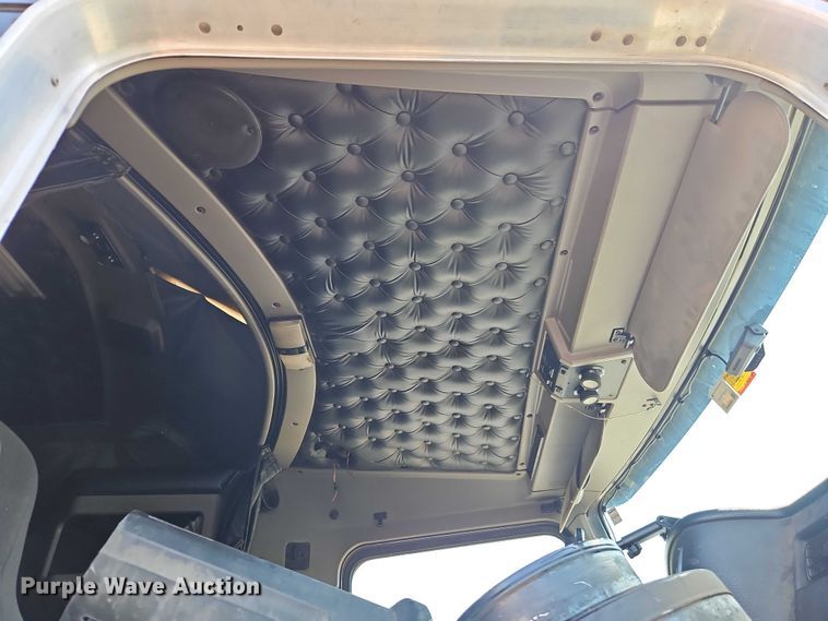 image for item FN5592 2005 Kenworth T600 semi truck