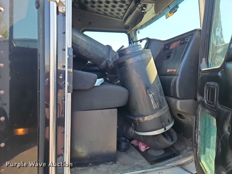 image for item FN5592 2005 Kenworth T600 semi truck