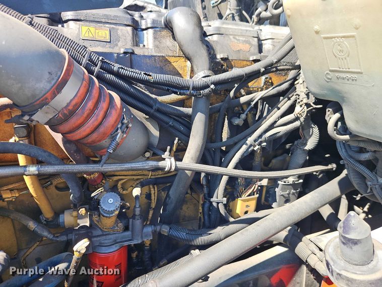 image for item FN5592 2005 Kenworth T600 semi truck