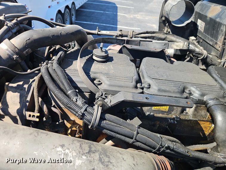 image for item FN5592 2005 Kenworth T600 semi truck